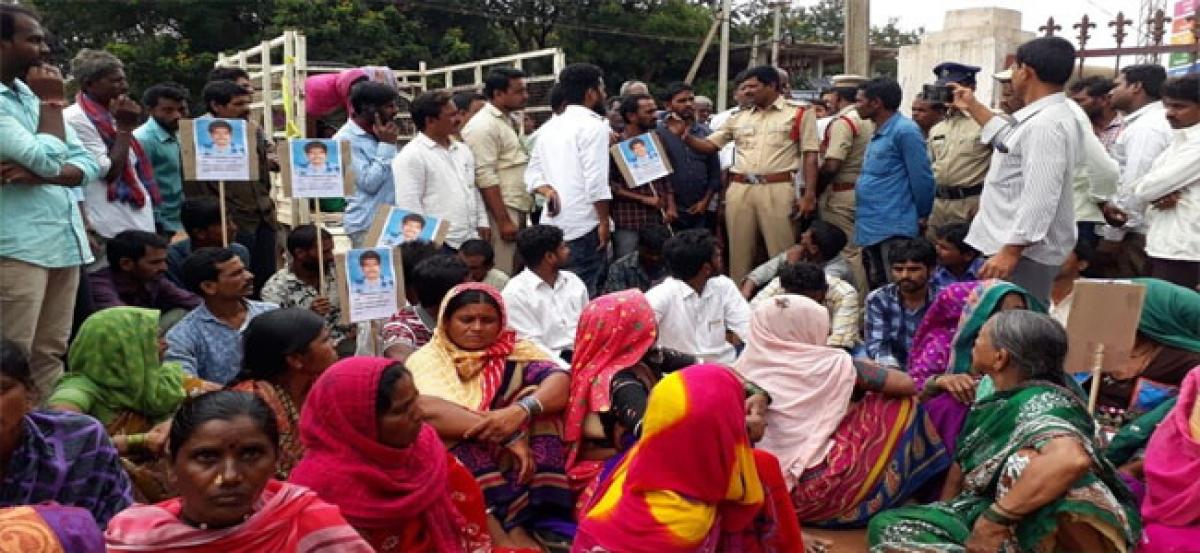 Farmer electrocuted, kin stage protest