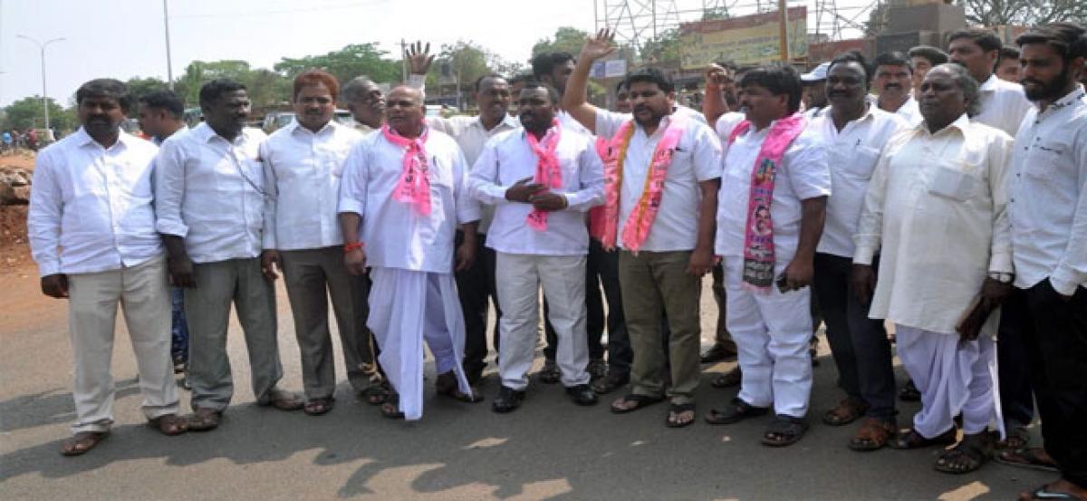 TRS demands Komatireddy’s suspension from House