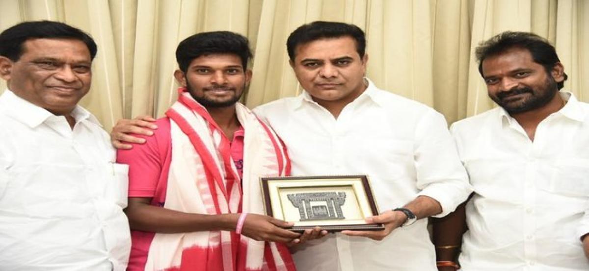 KTR fan reaches Hyderabad, receives great honour