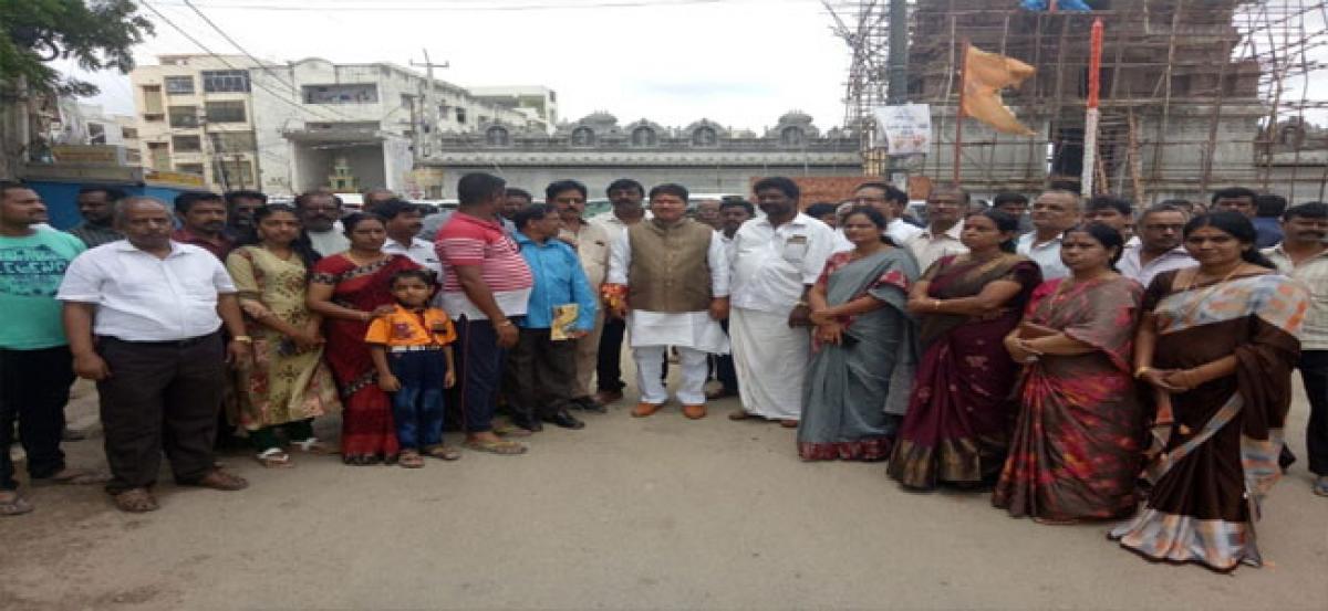 MLA Madhavaram Krishna Rao supervises relief material to Kerala flood victims
