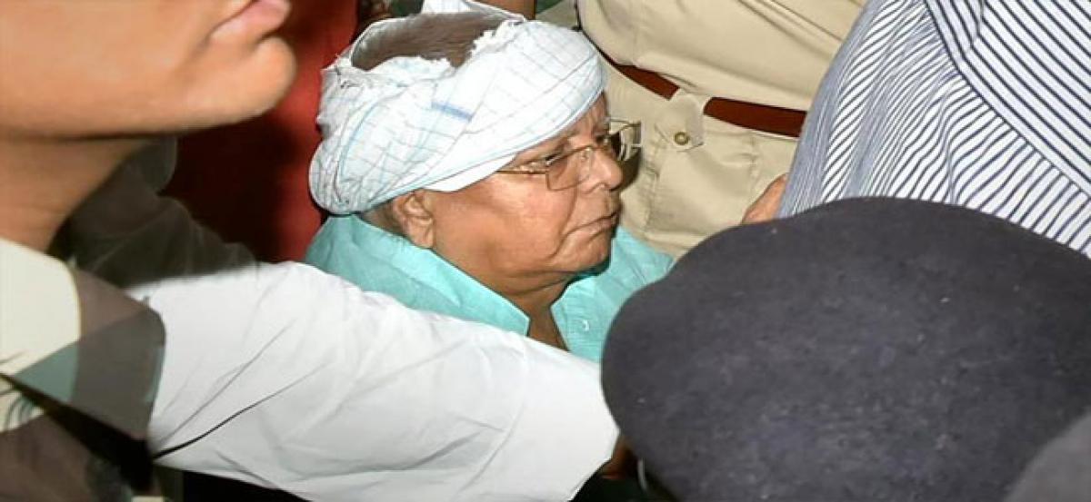 Lalu arrives in Ranchi after discharge from AIIMS, to be taken to RIMS