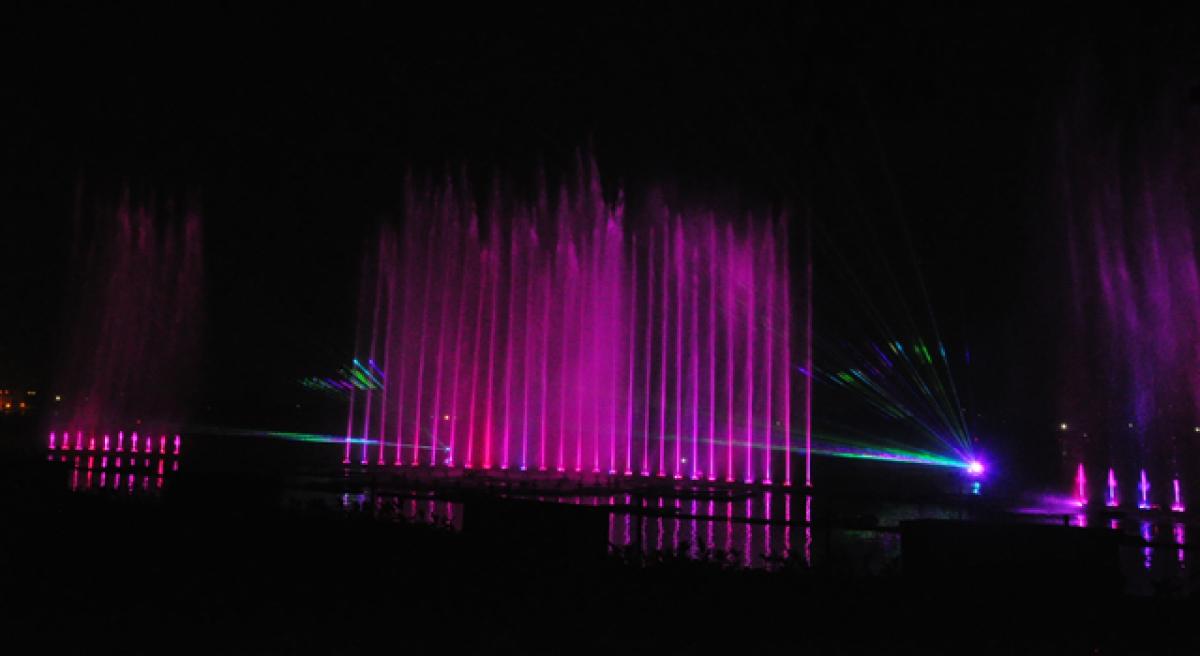 Chandrababu Naidu inaugurates musical fountain, laser show