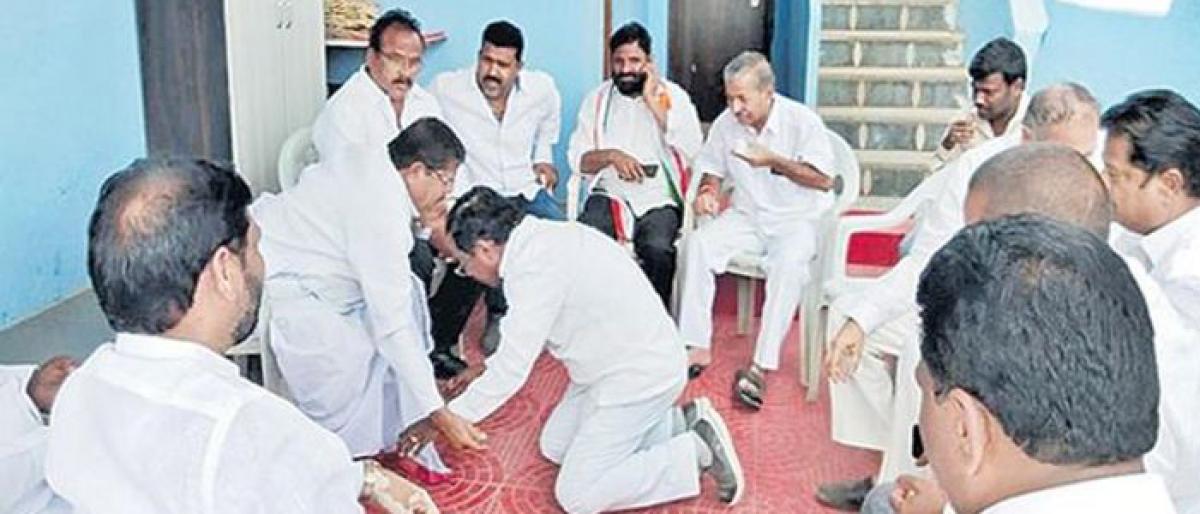 Congress candidate KS Ratnam touches rebel candidate feet to withdraw nomination