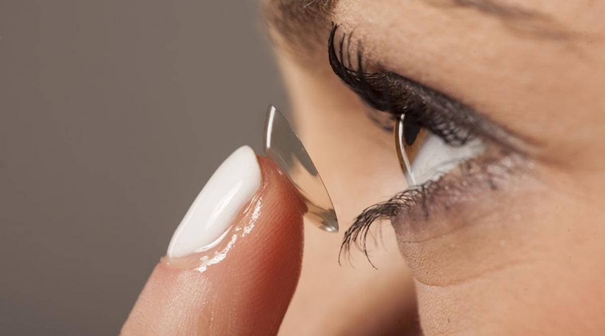 Tips for makeup-loving contact lens wearers