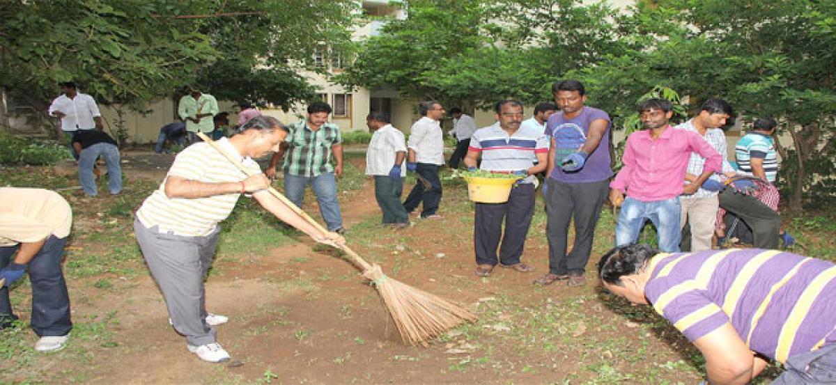 LIC staff holds Swachh Bharat in Kadapa