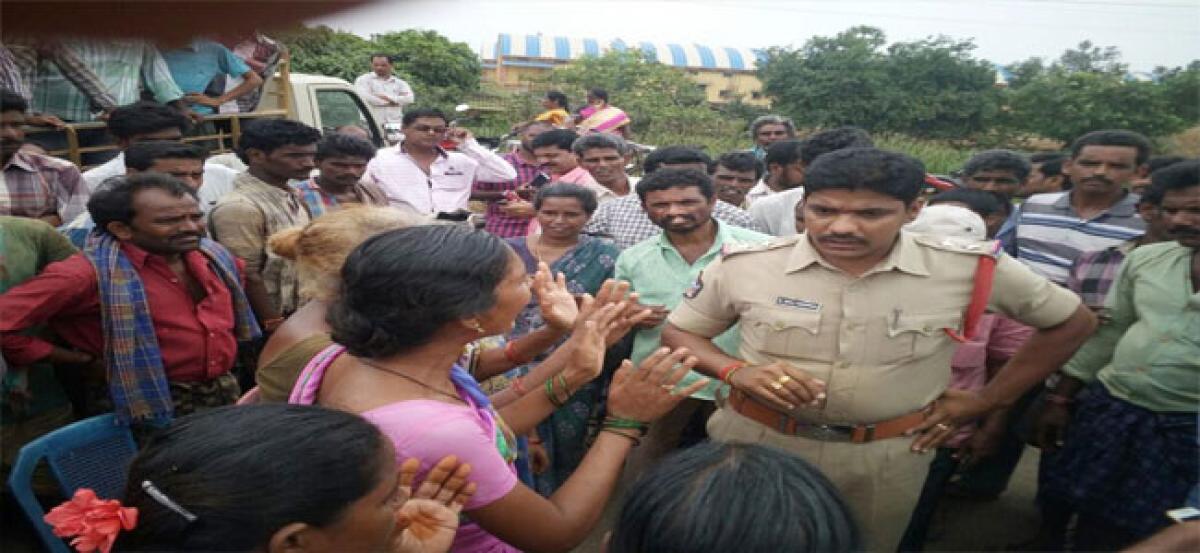 Women protest against opening of liquor shop in EastGodavari