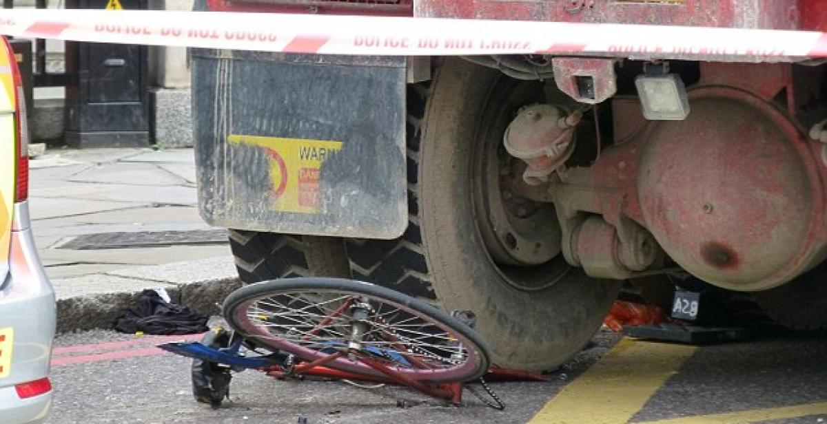 2 die as lorry hits bicycle