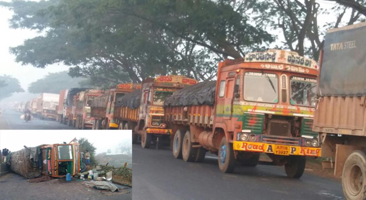 Traffic hit on National Highway as lorry overturns