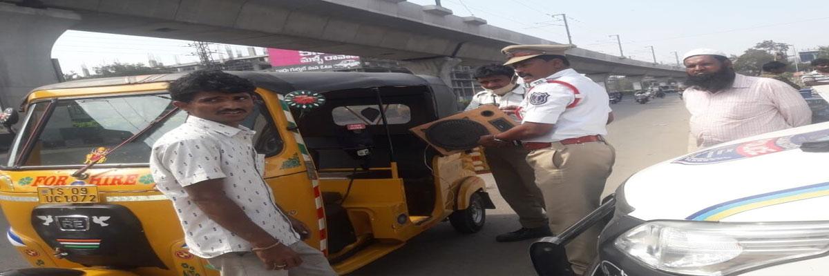 Police crack whip on autos flouting rules