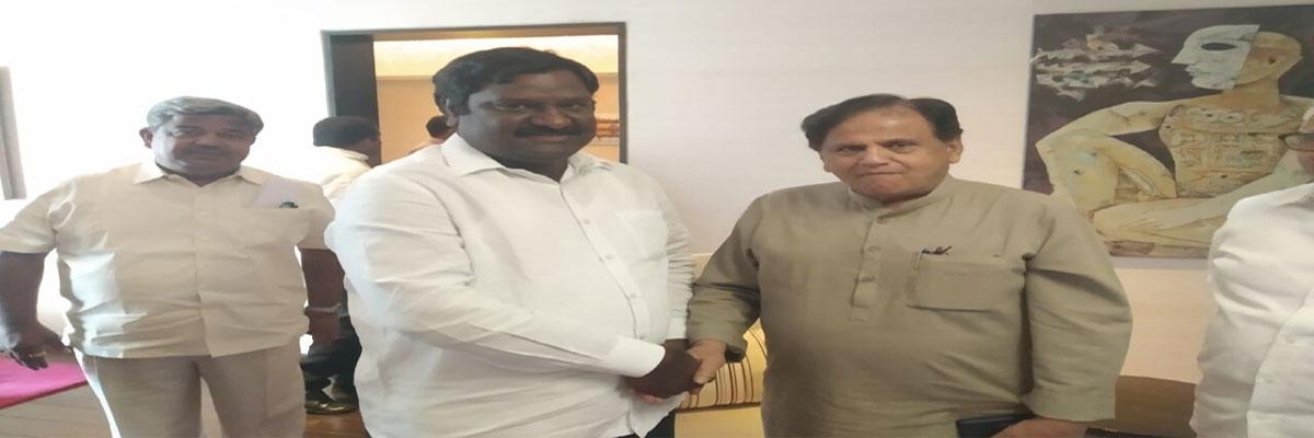 Nandikanti Sridhar calls on Ahmed Patel