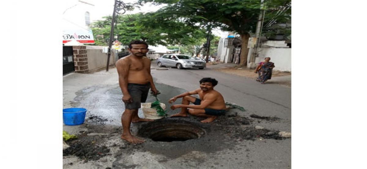 Workers enter manholes sans safety gear