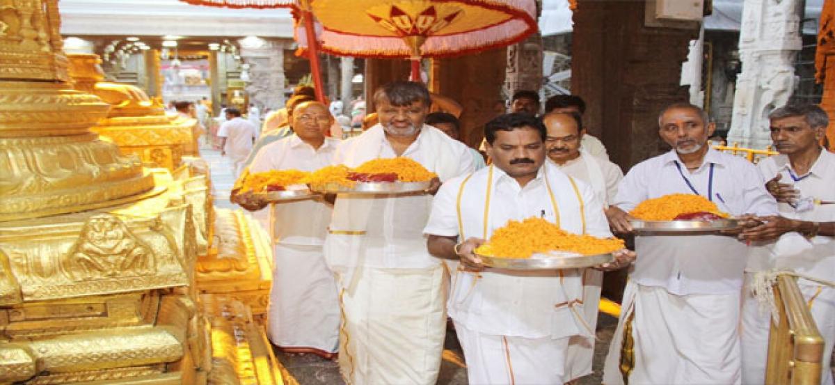 Managudi sare gets divine blessings of Lord