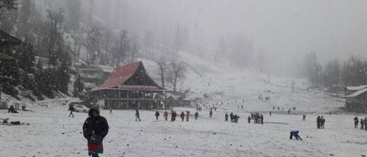 Heavy Snowfall in Kashmir causes massive power outage, snaps land, air links