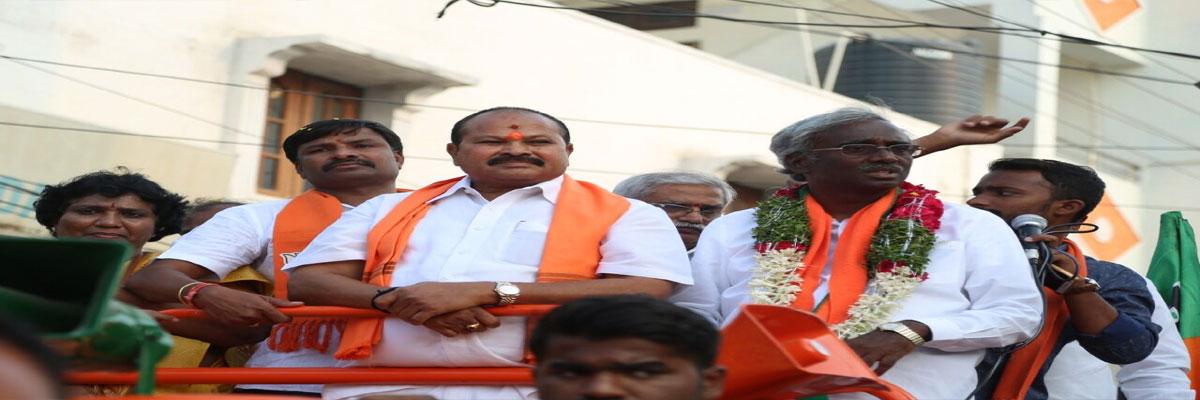 BJP candidate G Yoganand conducts road show in Kondapur