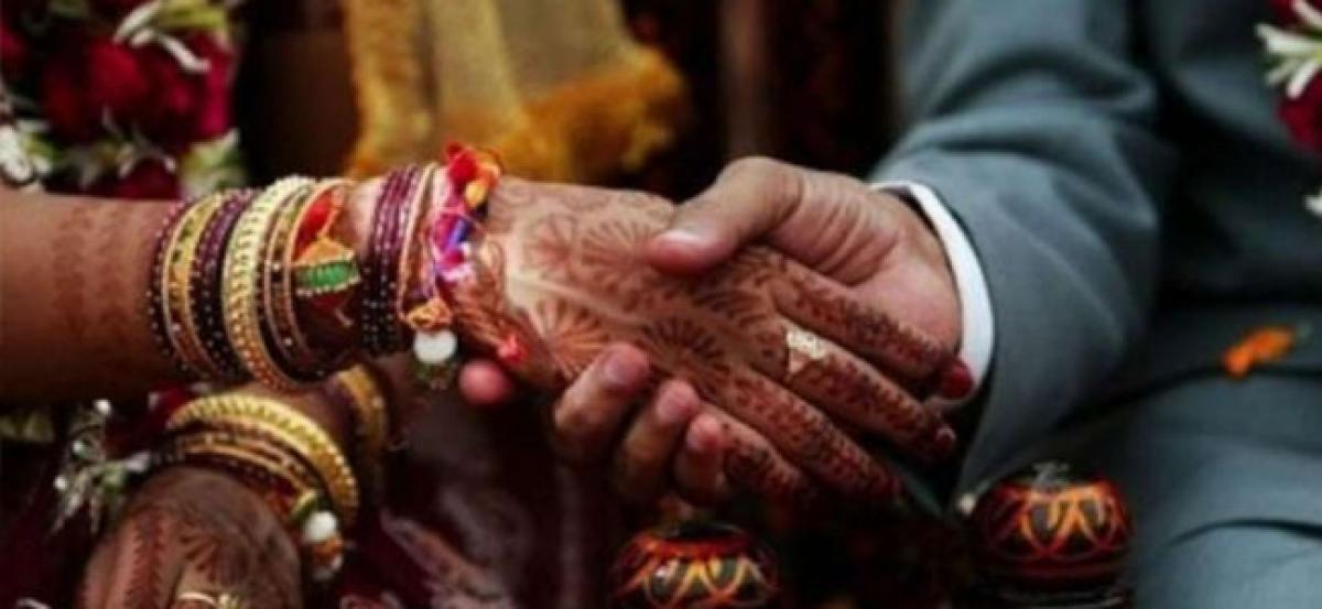 UP cops marry off couple whose parents opposed marriage