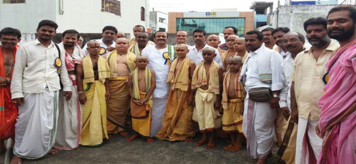 Mass thread ceremony performed