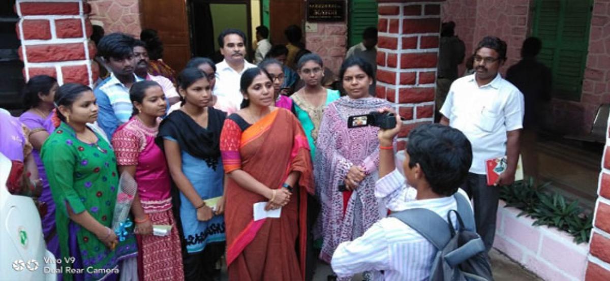 Mayor compliments students for 100% result in SSC exams