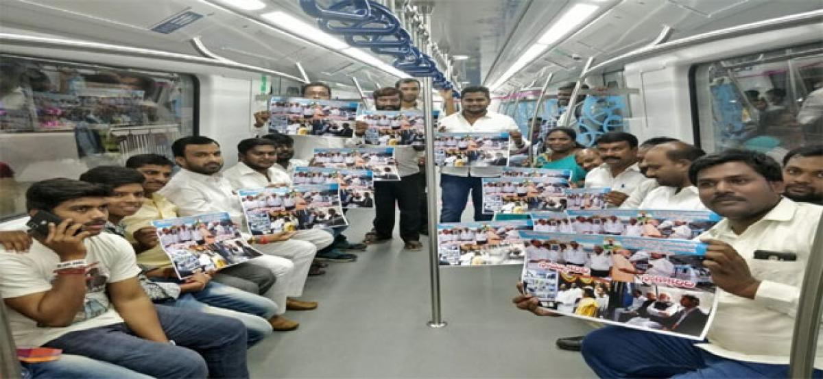 Congress activists protest  delay in Metro project