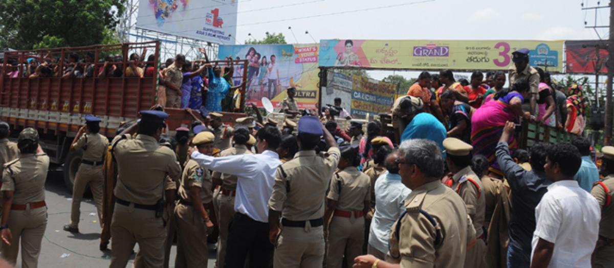 Police thwart mid-day meal workers’ protest