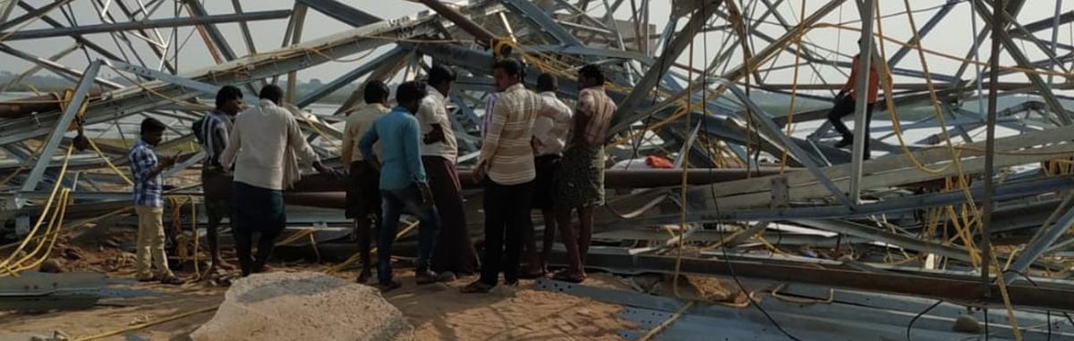 3 construction workers die as power grid pole collapses