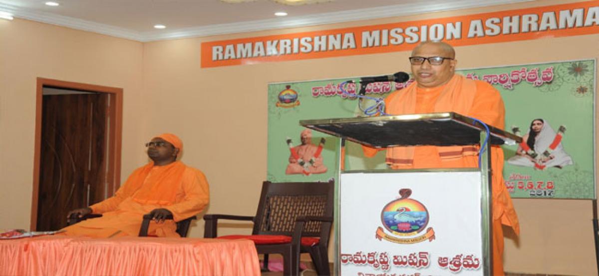 Service to humanity is our aim: Swami Anupamananda