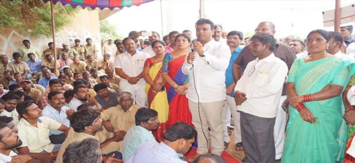 MLA KP Vivekanand supports panchayat employees’ strike