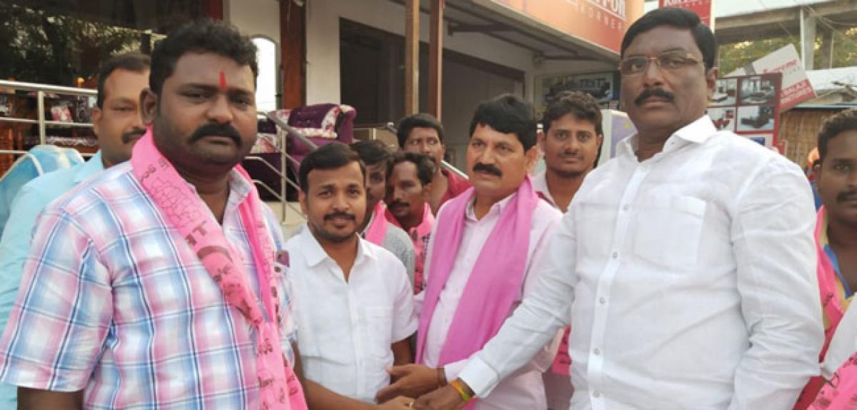 TRS leaders highlight govt schemes to convince voters
