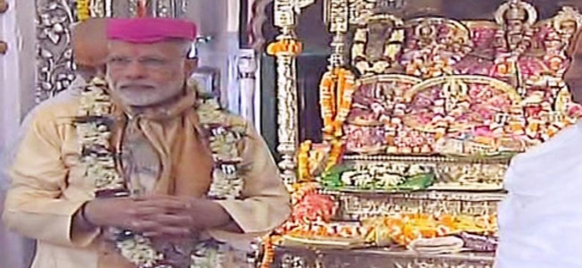 PM Modi offers prayers at Ram Janaki temple in Nepal