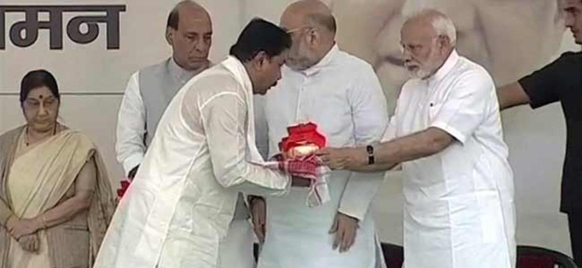 PM, Shah hand urns with Vajpayees ashes to party chiefs