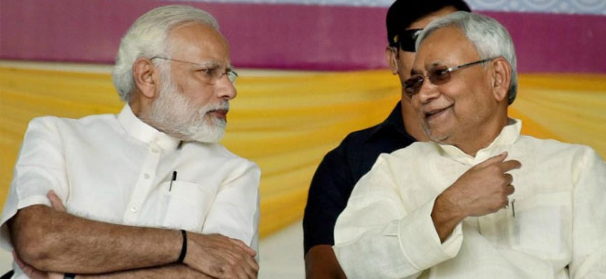 Modi, Nitish share stage, Modi lays foundation of Rs 3,700 cr projects