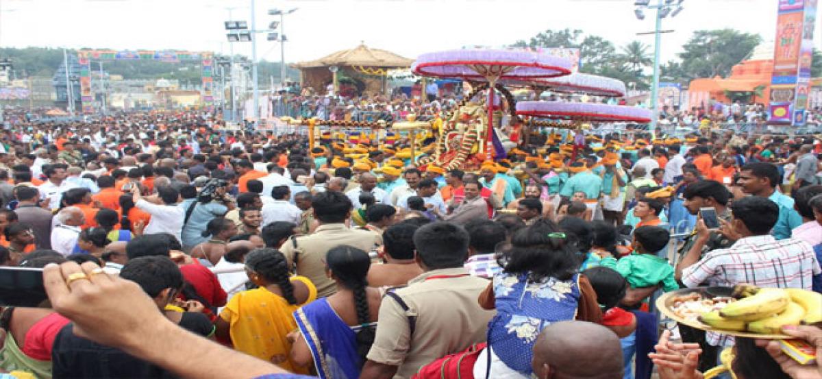 Lord gives darshan in Mohini Avataram