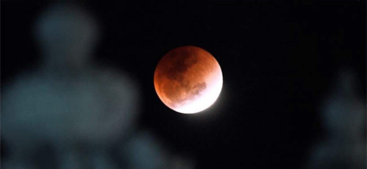 Moon and Mars: double celestial event coming up this month