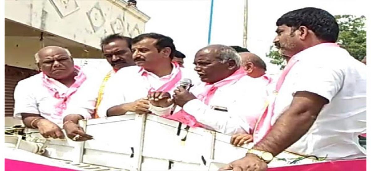 Medak MP Kotha Prabhakar Reddy campaigns in Manoharabad