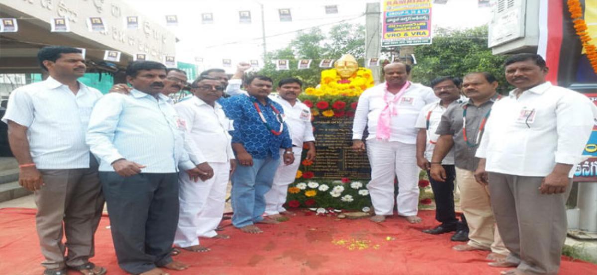 TRS candidate pays floral tributes to Bapuji’s statue