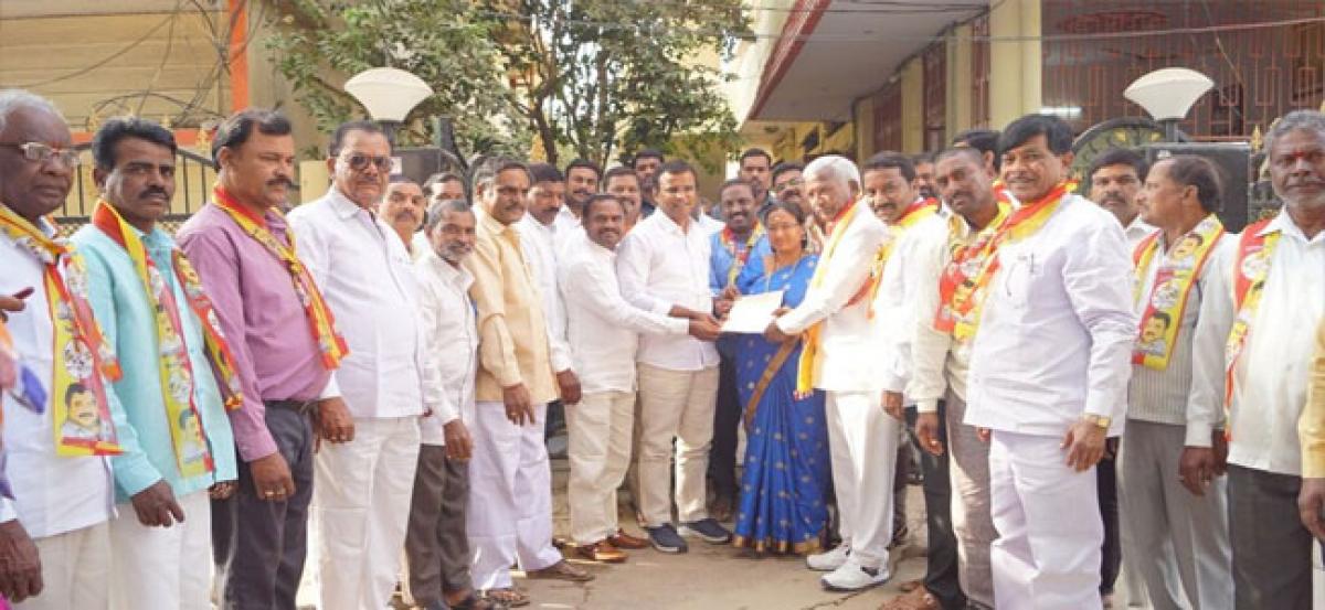 Mudiraj community hand over memorandum to MLA