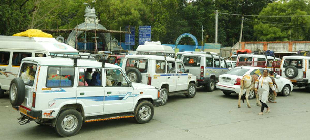 Temples sans parking spaces annoy pilgrims