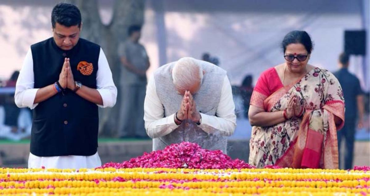 President, PM, Rahul remember Gandhi as his 150th birth anniversary begins