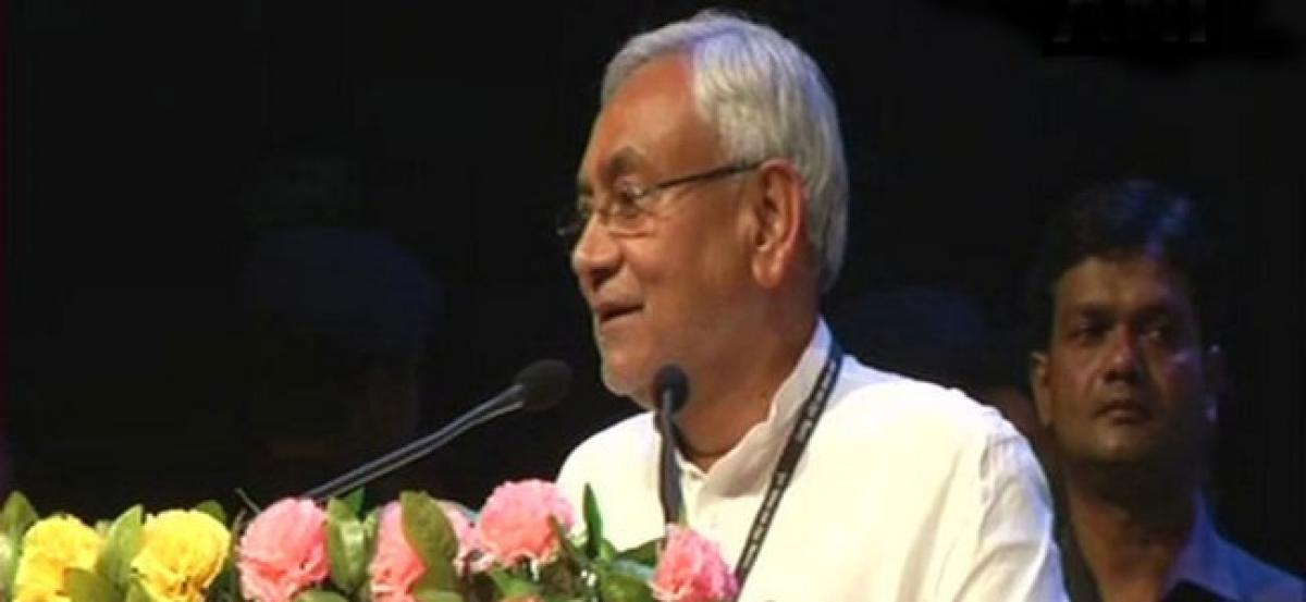 Nitish wishes Lalu on 71st birthday