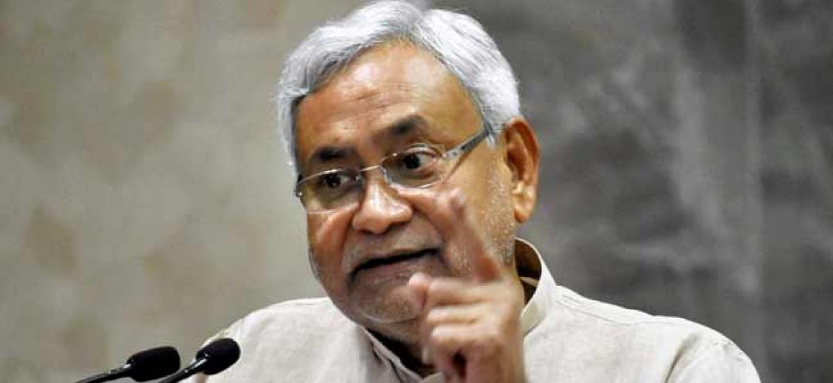 Man hurls slipper at Bihar Chief Minister Nitish Kumar; arrested