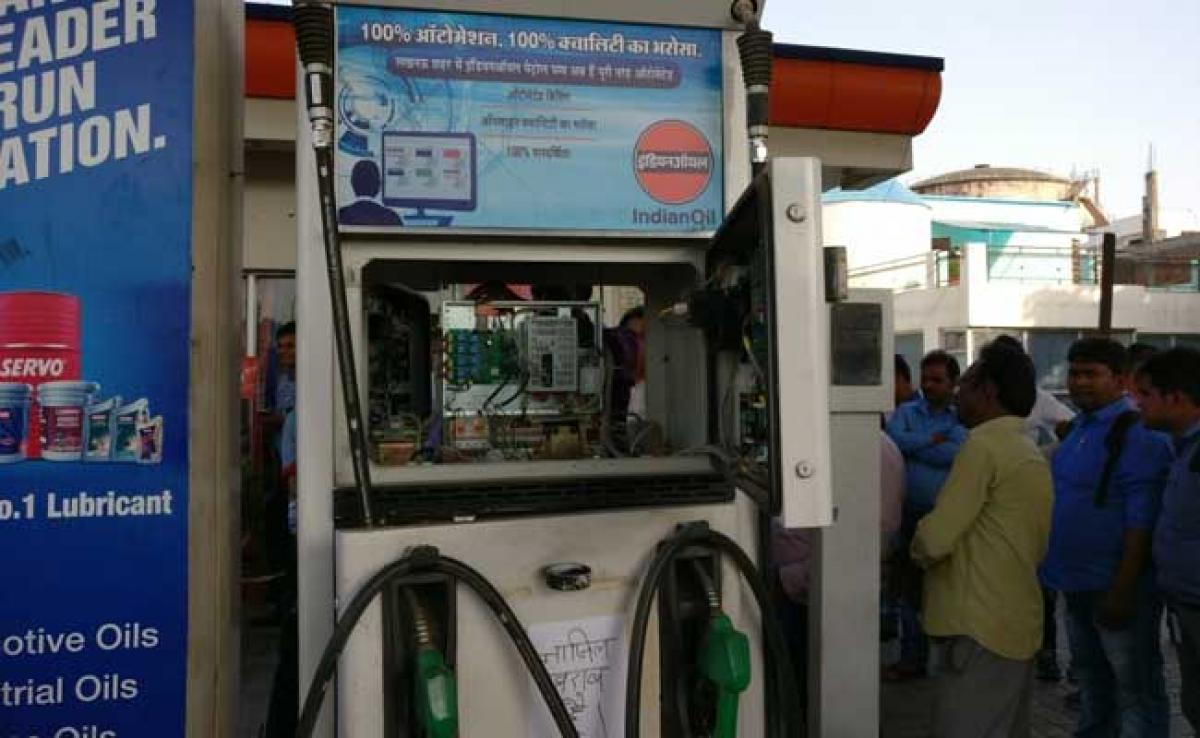 Oil Minister Seeks 5% Cut In State Taxes On Petrol, Diesel