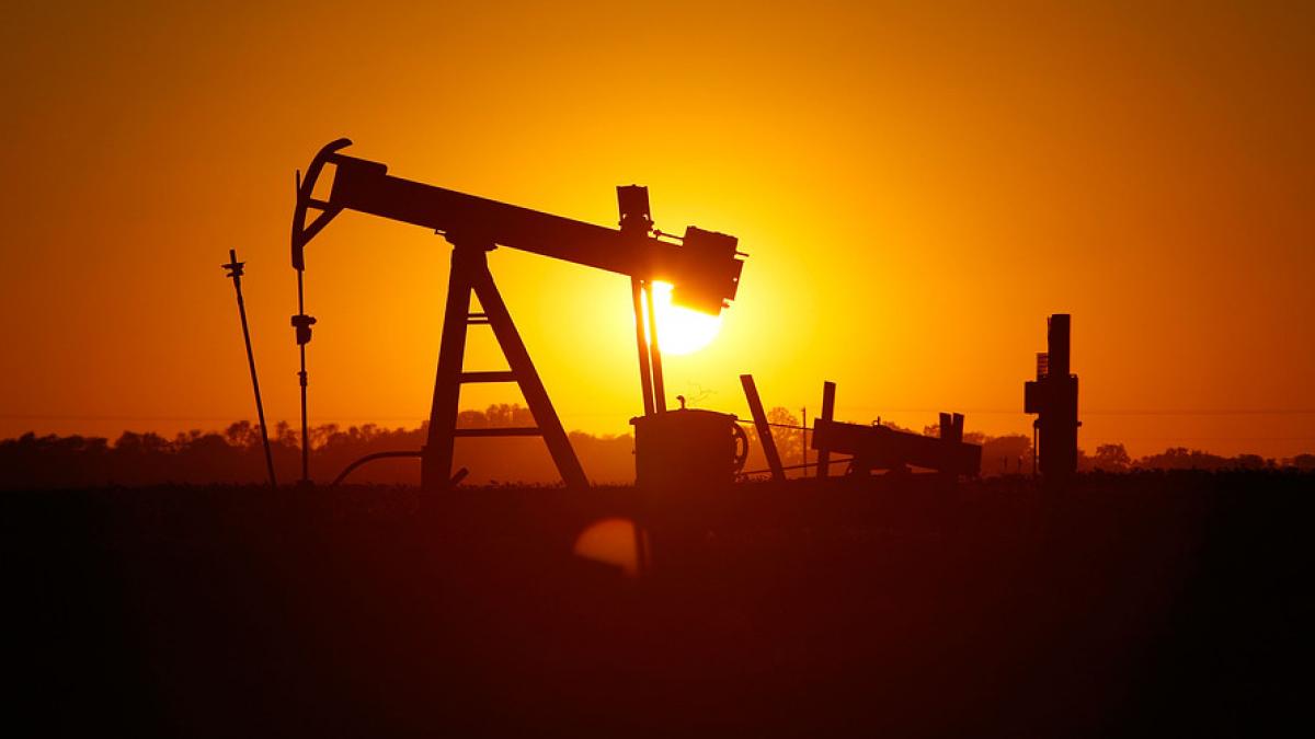 Oil dips over doubts recent rally will last through forth quarter