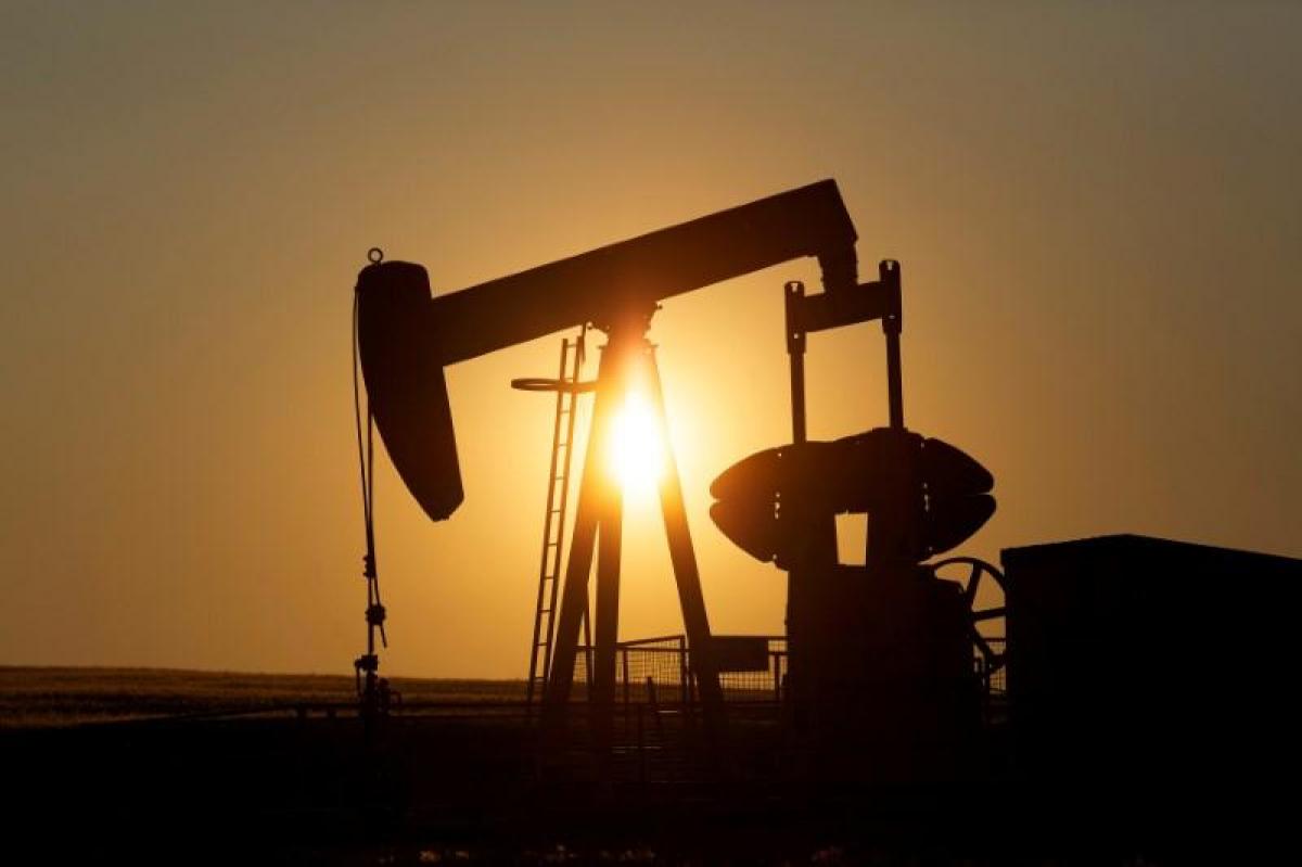Oil prices fall for second day on oversupply concerns
