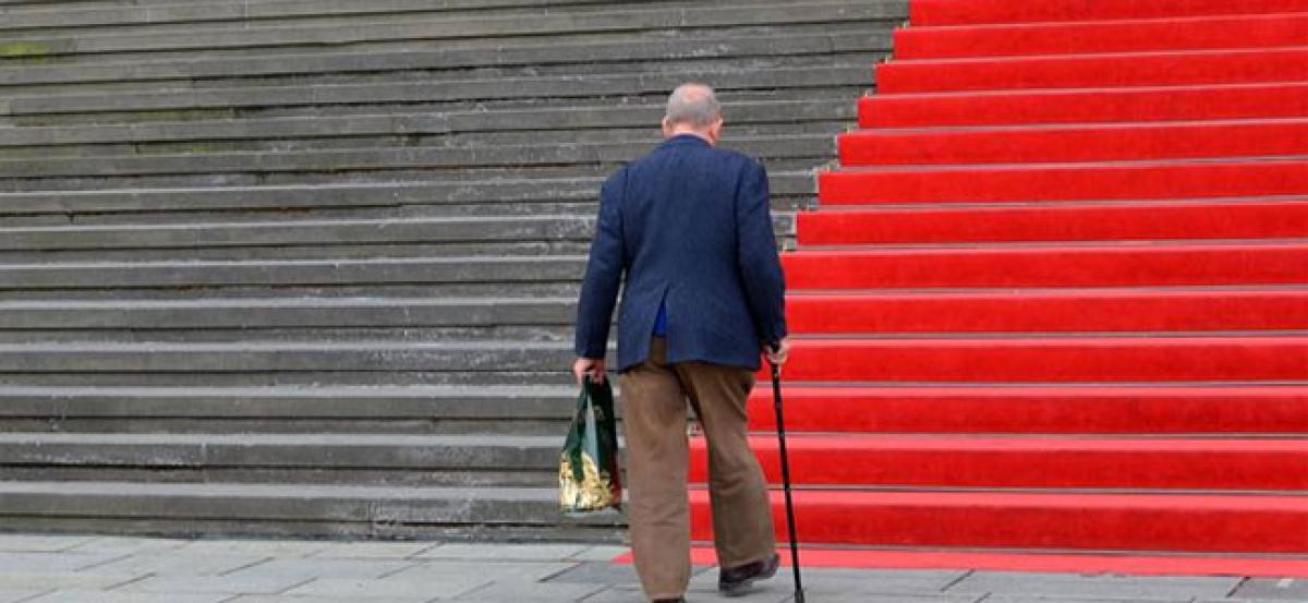 Slower walking  speeds in elderly may signal dementia risk