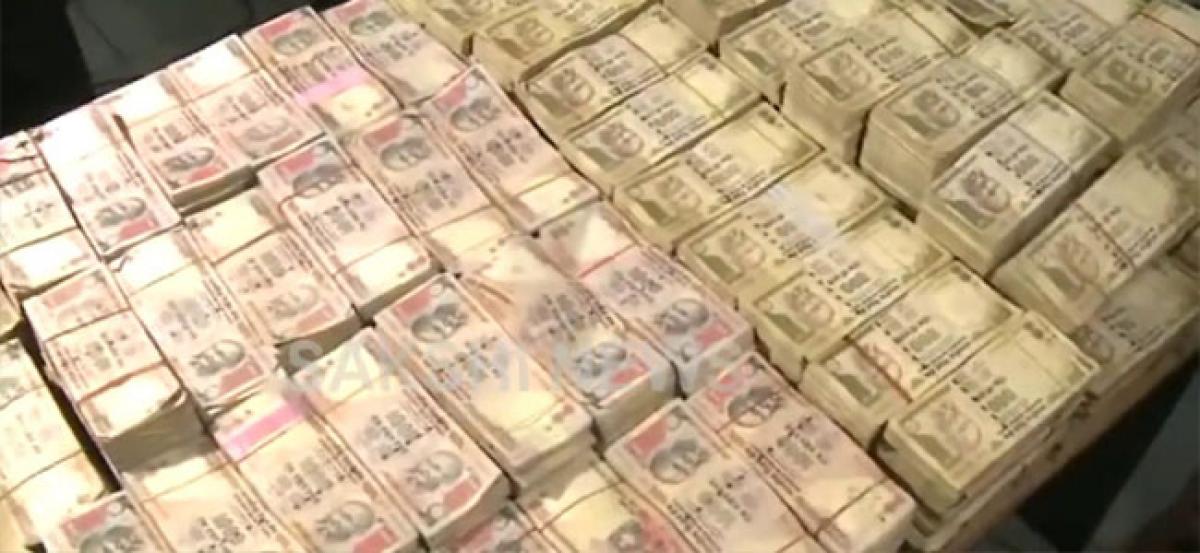 11-member gang busted, Rupees 1 cr old notes seized