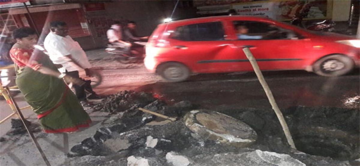 Corporator Padmavathi inspects manhole desilting works