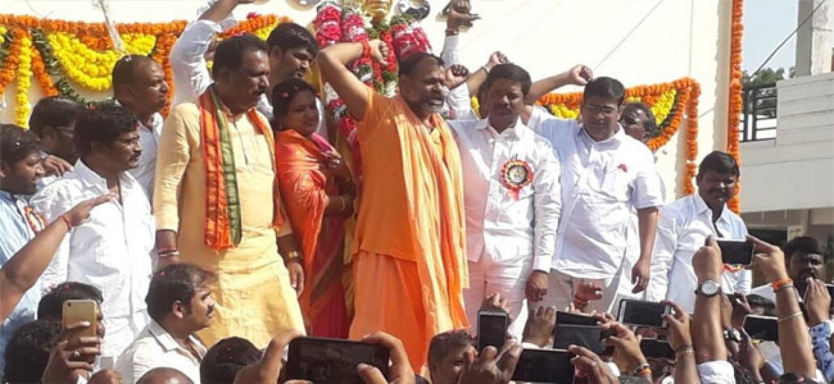 Swami Paripurnanda univeils statue of Patel