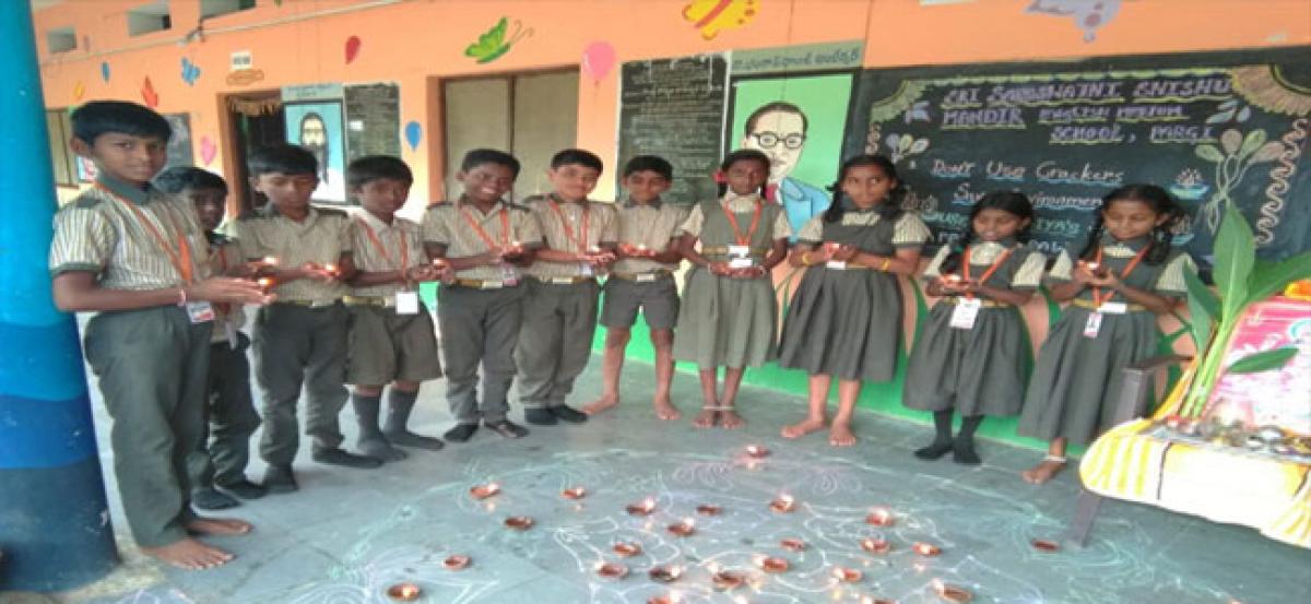 School kids visit post office