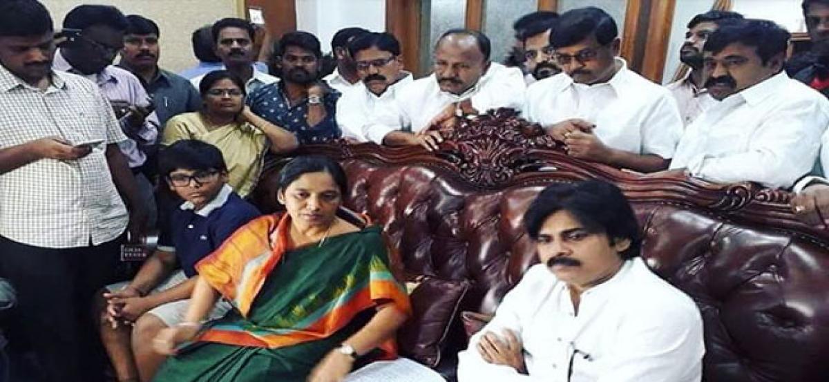 Pawan Visits Paritala Sunithas House