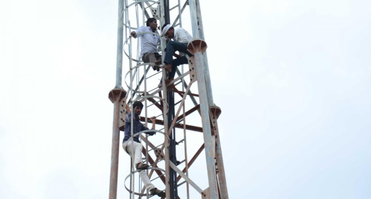 Oustees protest by climbing cell tower