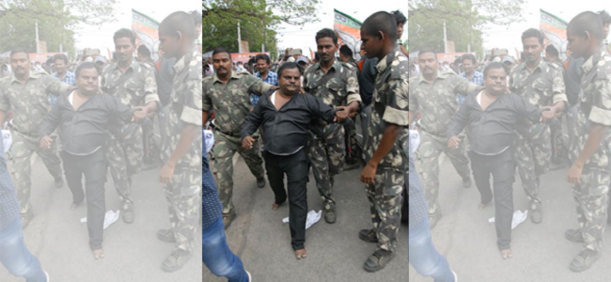 Kanna Lakshminarayana loses cool as Special Category Status protester disrupts rally